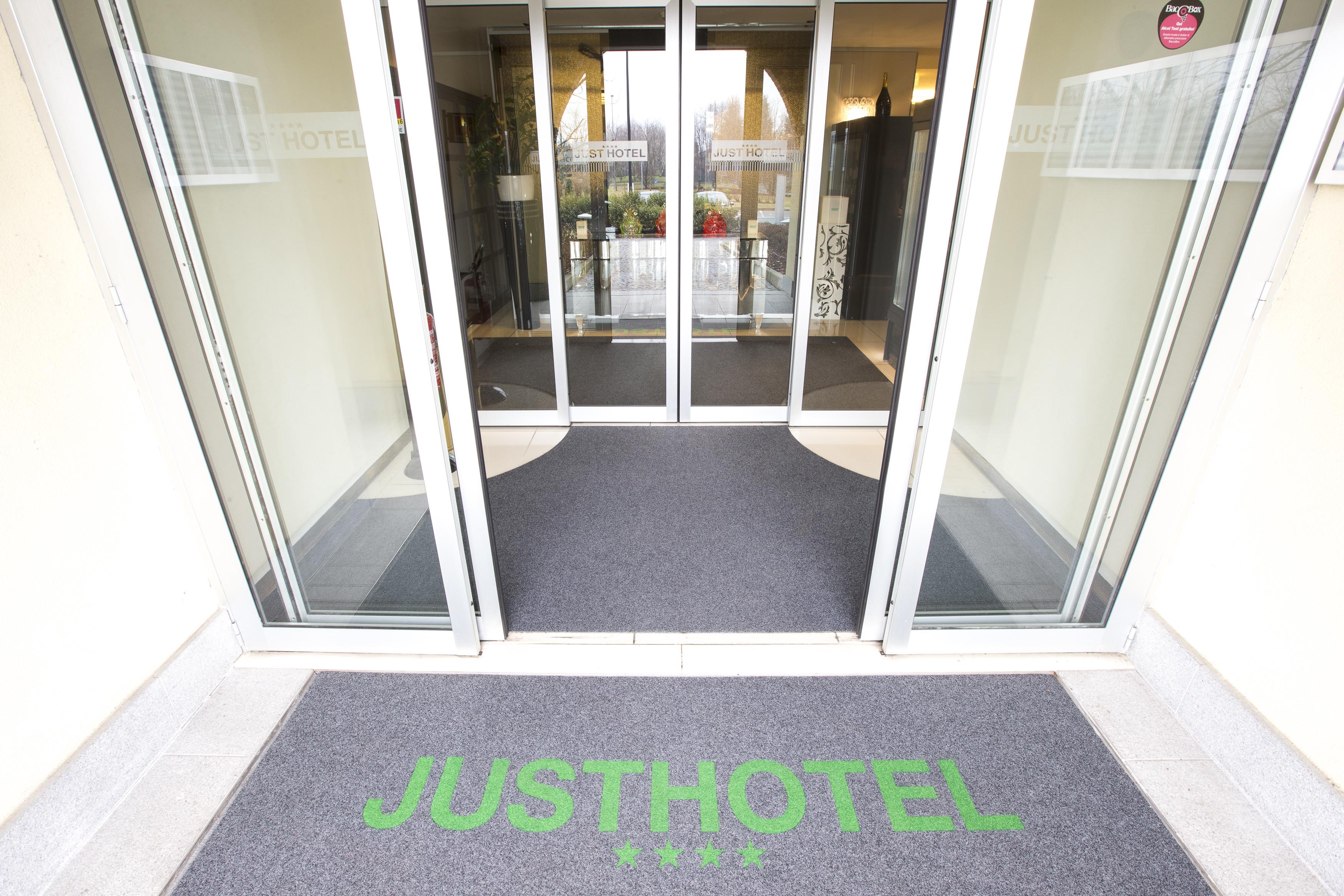 Just Hotel Lomazzo Fiera Esterno foto